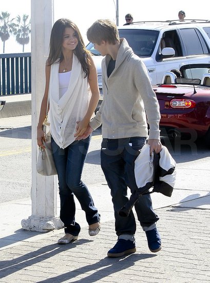 Selena Gomez and Justin Bieber Celebrate the Super Bowl With a Hand-Holding Stroll Selena Gomez and Justin Bieber Celebrate the Super Bowl With a Hand-Holding Stroll