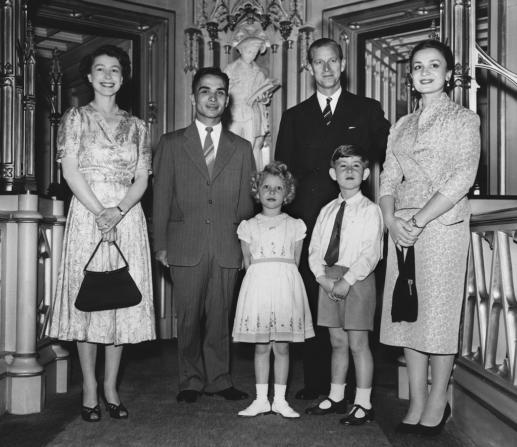 royal-family-posed-King-Hussein-Jordan-his-wife-Queen.jpg