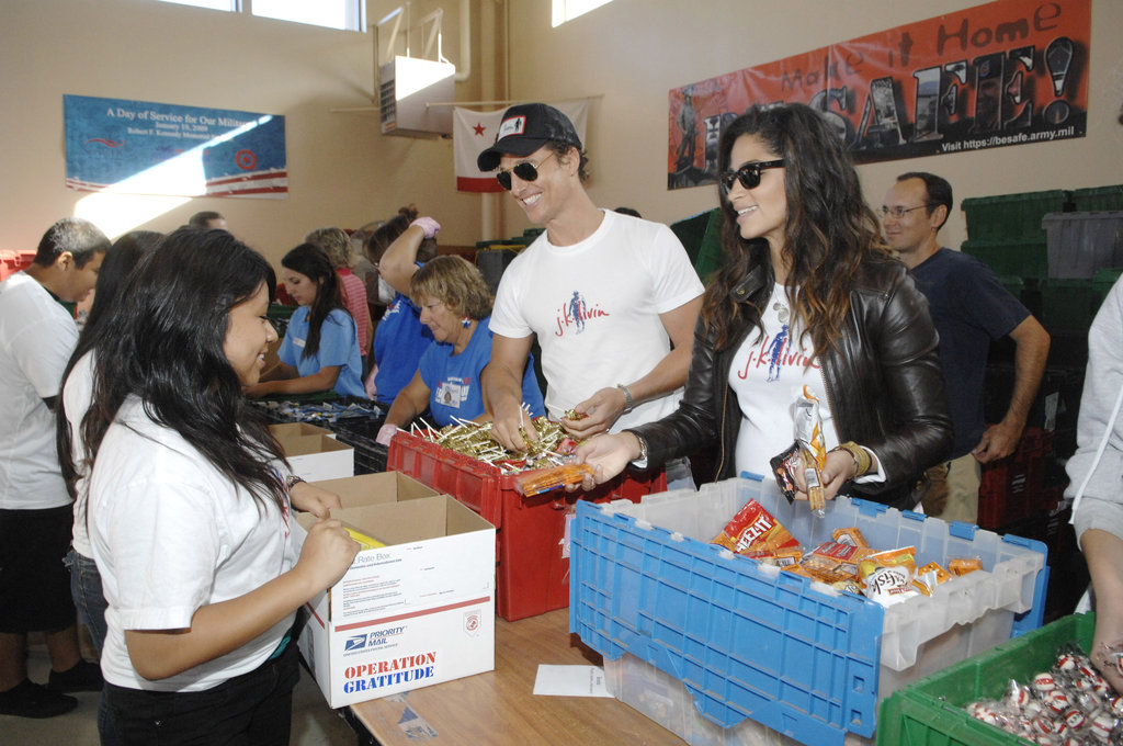 Matthew and Camila smiled while doing charity work at the Operation Gratitude Event in LA in October 2009.
Matthew and Camila smiled while doing charity work at the Operation Gratitude Event in LA in October 2009.