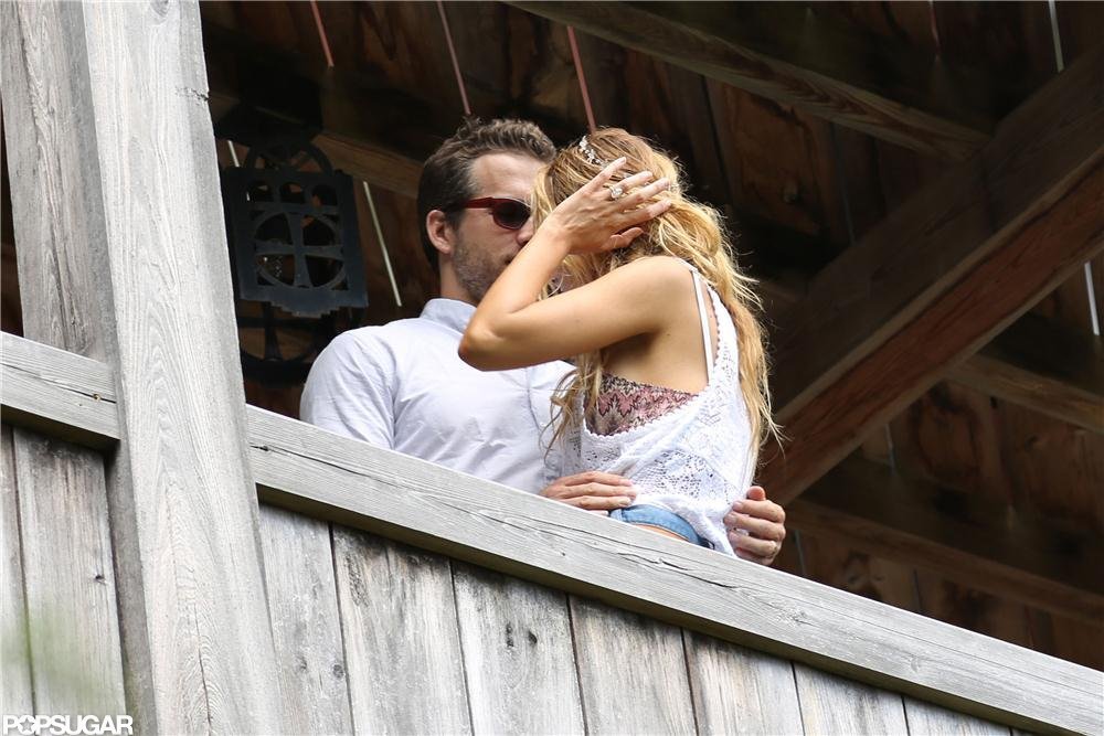 Ryan Reynolds And Blake Lively Showed Pda After Their Wedding See Blake Livelys Huge Wedding 8724