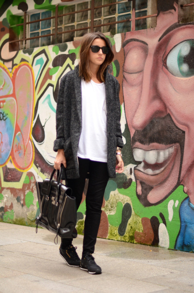 The look may be minimal, but a luxe bag and a pair of cool kicks give this black and gray mix some edge.
Source: Lookbook.nu
The look may be minimal, but a luxe bag and a pair of cool kicks give this black and gray mix some edge.
Source: Lookbook.nu