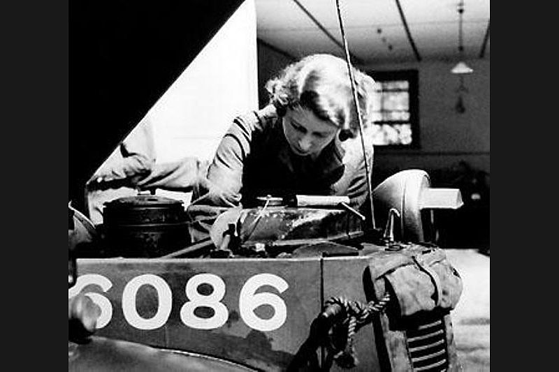 She-Worked-Mechanic-During-World-War-II.jpg