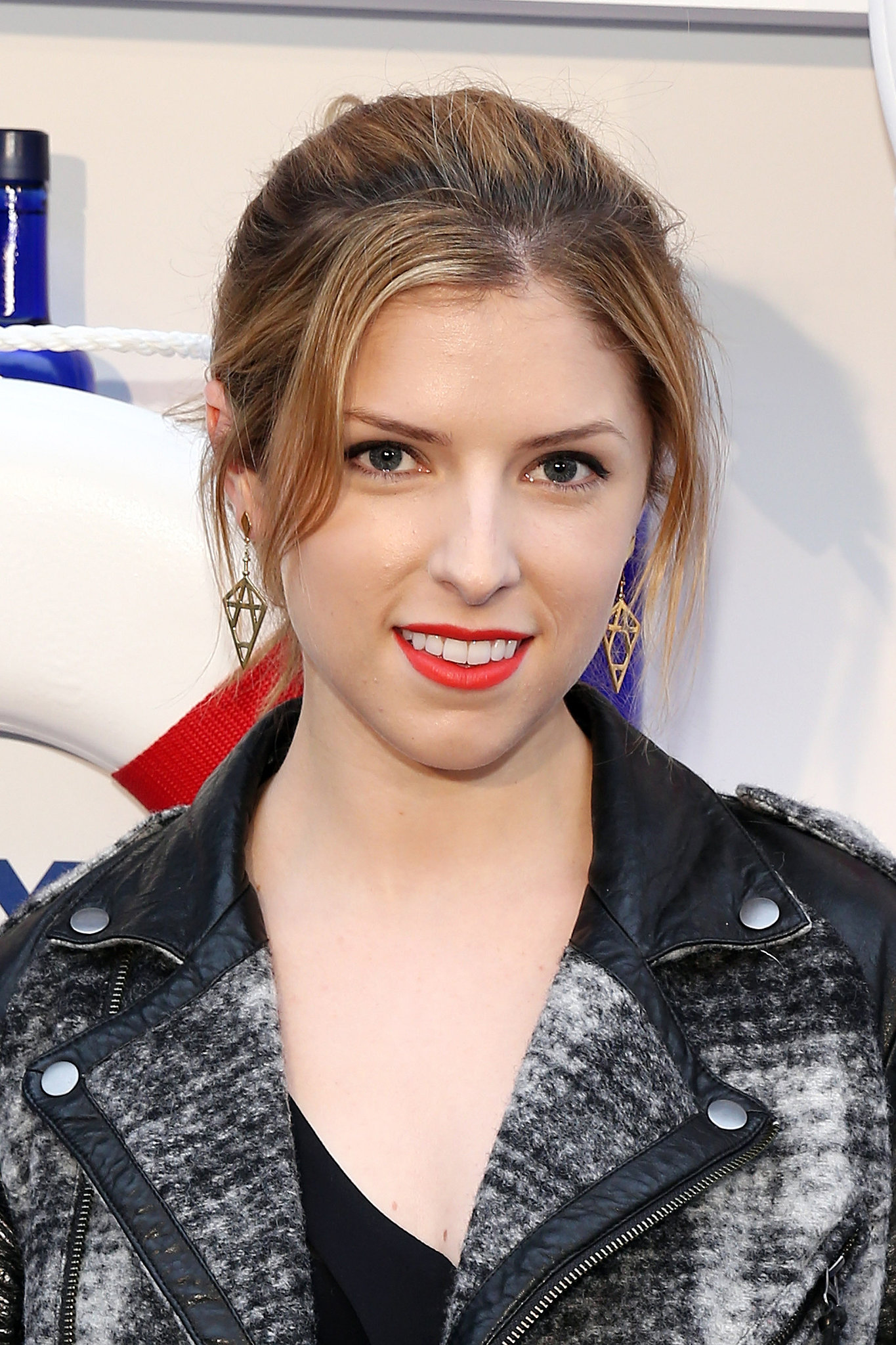 Anna Kendrick's casual 'do and red lips. | Olivia, Miranda And Nicole