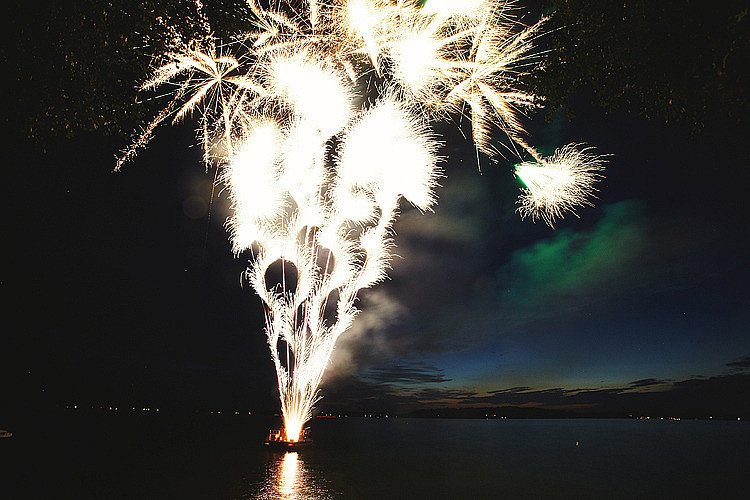 This stunning fireworks show was the icing on the cake at a wedding on Lake Minnetonka in Minnesota.
Photo by Geneoh Photography via Wedding Chicks
This stunning fireworks show was the icing on the cake at a wedding on Lake Minnetonka in Minnesota.
Photo by Geneoh Photography via Wedding Chicks