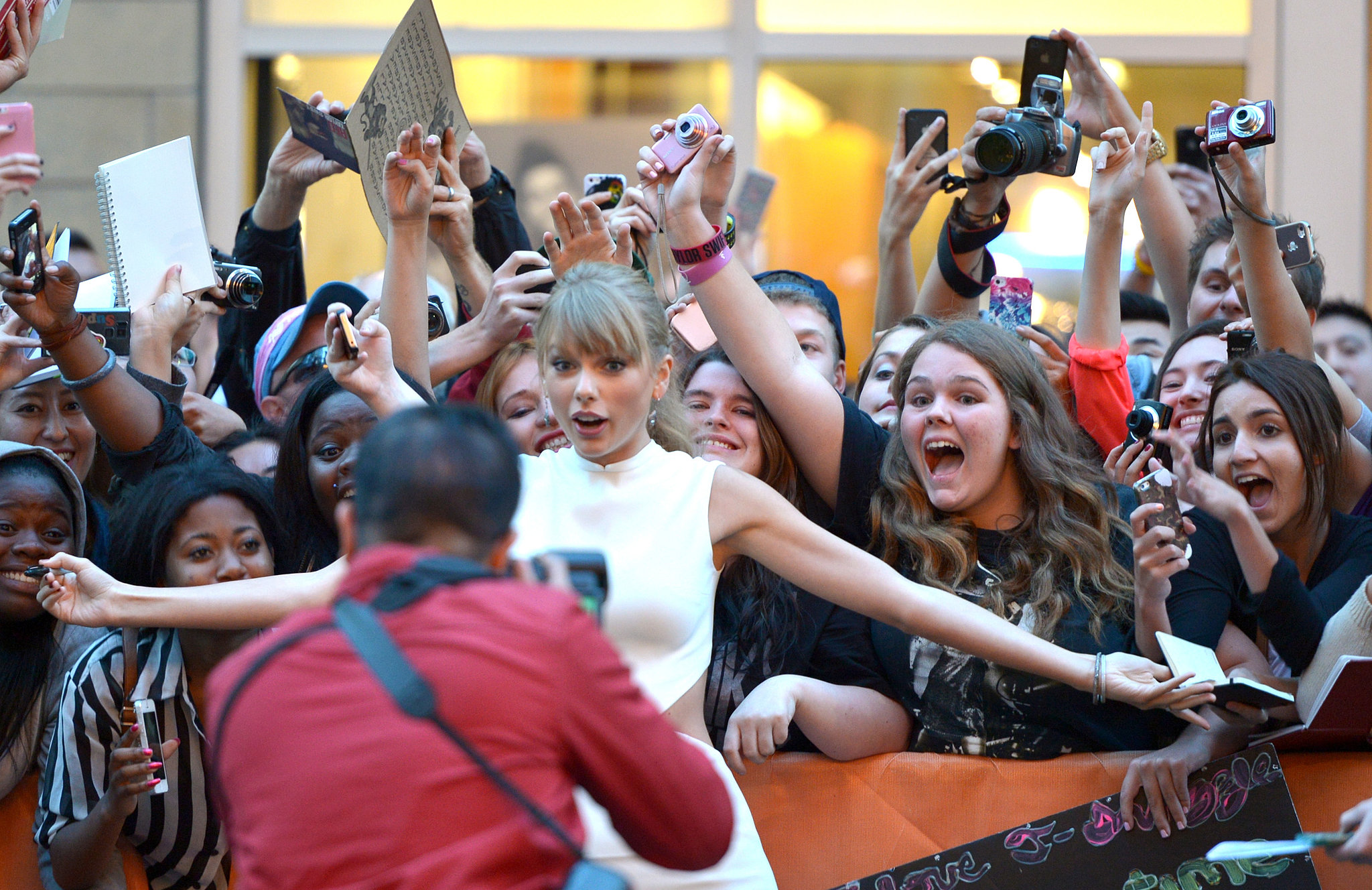 Taylor Swift Posed With Fans Outside Of The TIFF Premiere Of One ...