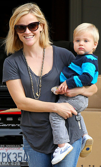 Reese Witherspoon grinned while holding her son, Tennessee Toth, on Wednesday in LA.
Reese Witherspoon grinned while holding her son, Tennessee Toth, on Wednesday in LA.