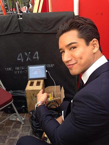 Mario Lopez watched some football on his iPad while on the Golden Globes red carpet.
Source: Twitter user MarioLopezExtra
Mario Lopez watched some football on his iPad while on the Golden Globes red carpet.
Source: Twitter user MarioLopezExtra