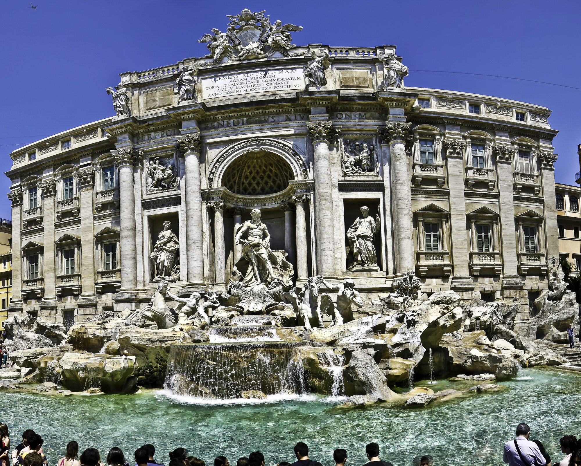 throw-a-coin-and-make-a-wish-in-the-trevi-fountain-in-italy-100