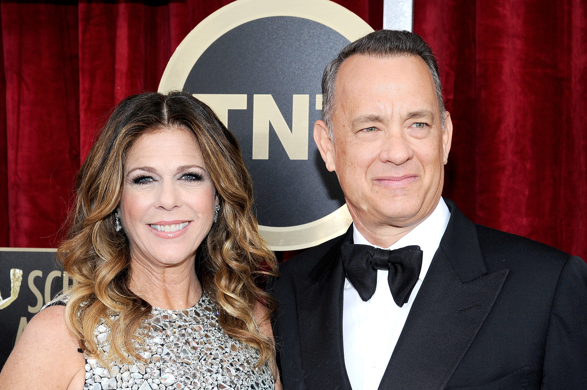 tom-hanks-and-his-wife-rita-wilson-posed-for-pictures-couples-show