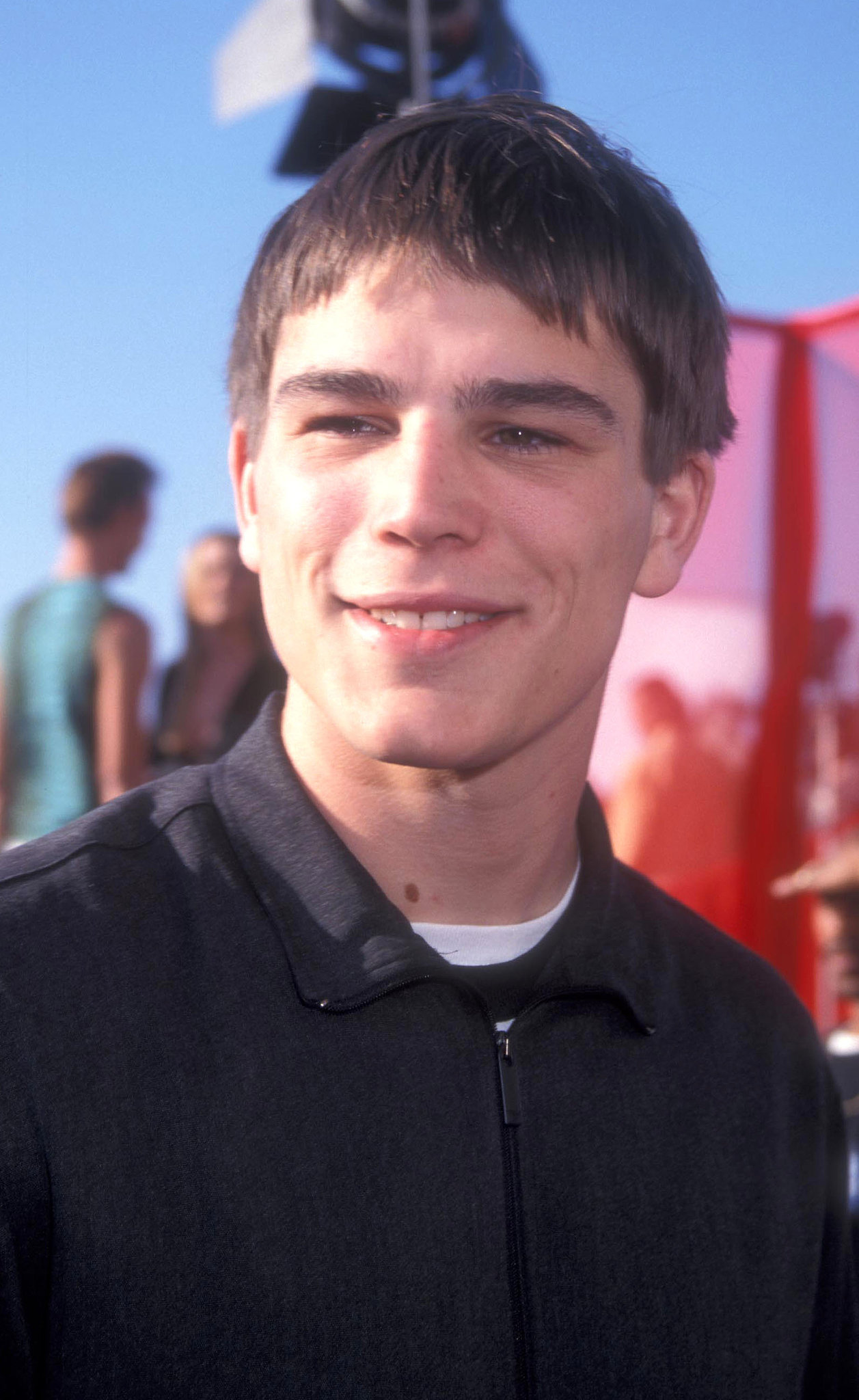 Josh Hartnett had a bowl cut. | The Most '90s-tastic Moments From the ...