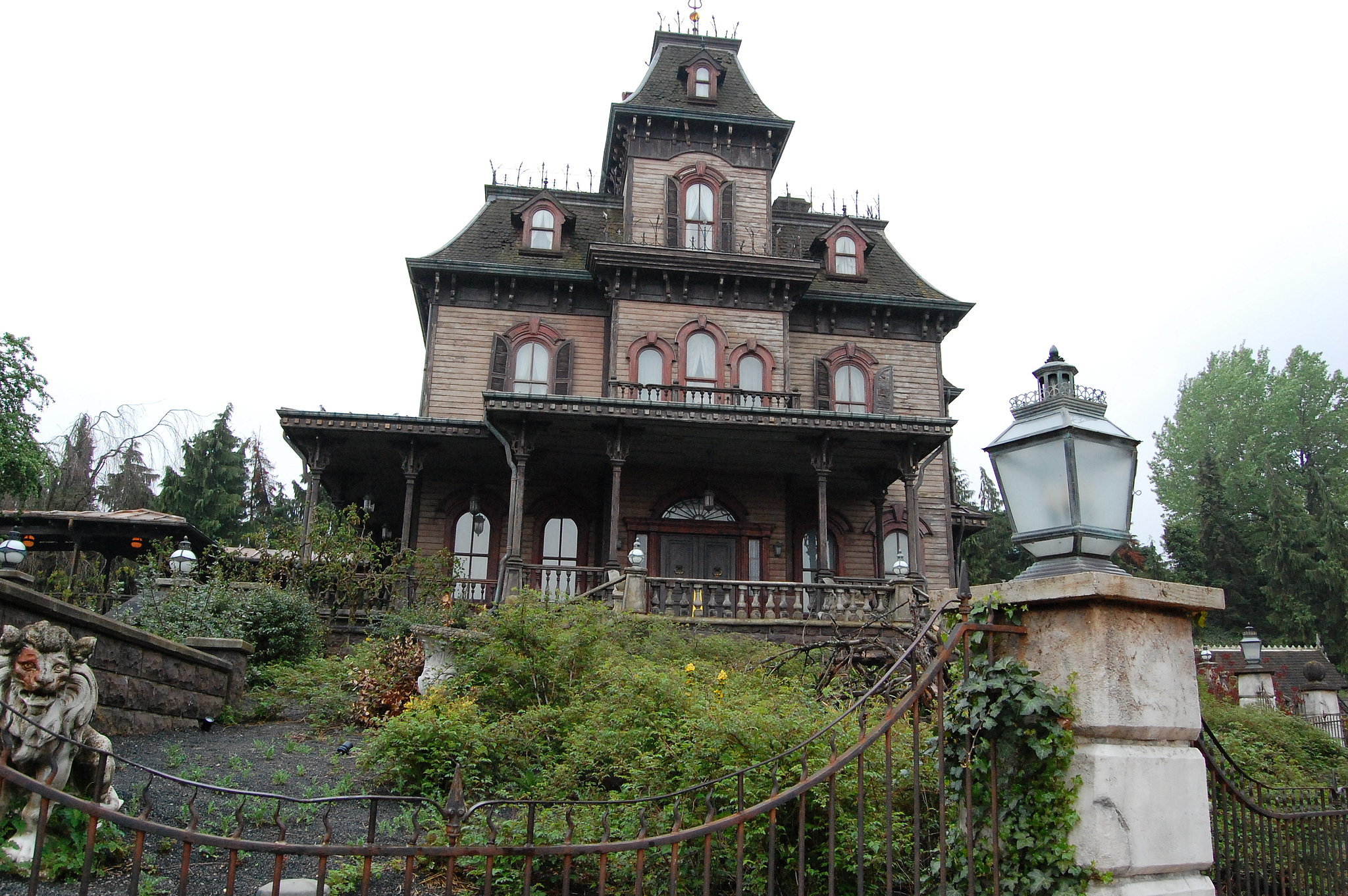 Paris's Haunted Mansion is SERIOUSLY spooky. 49 International Disney