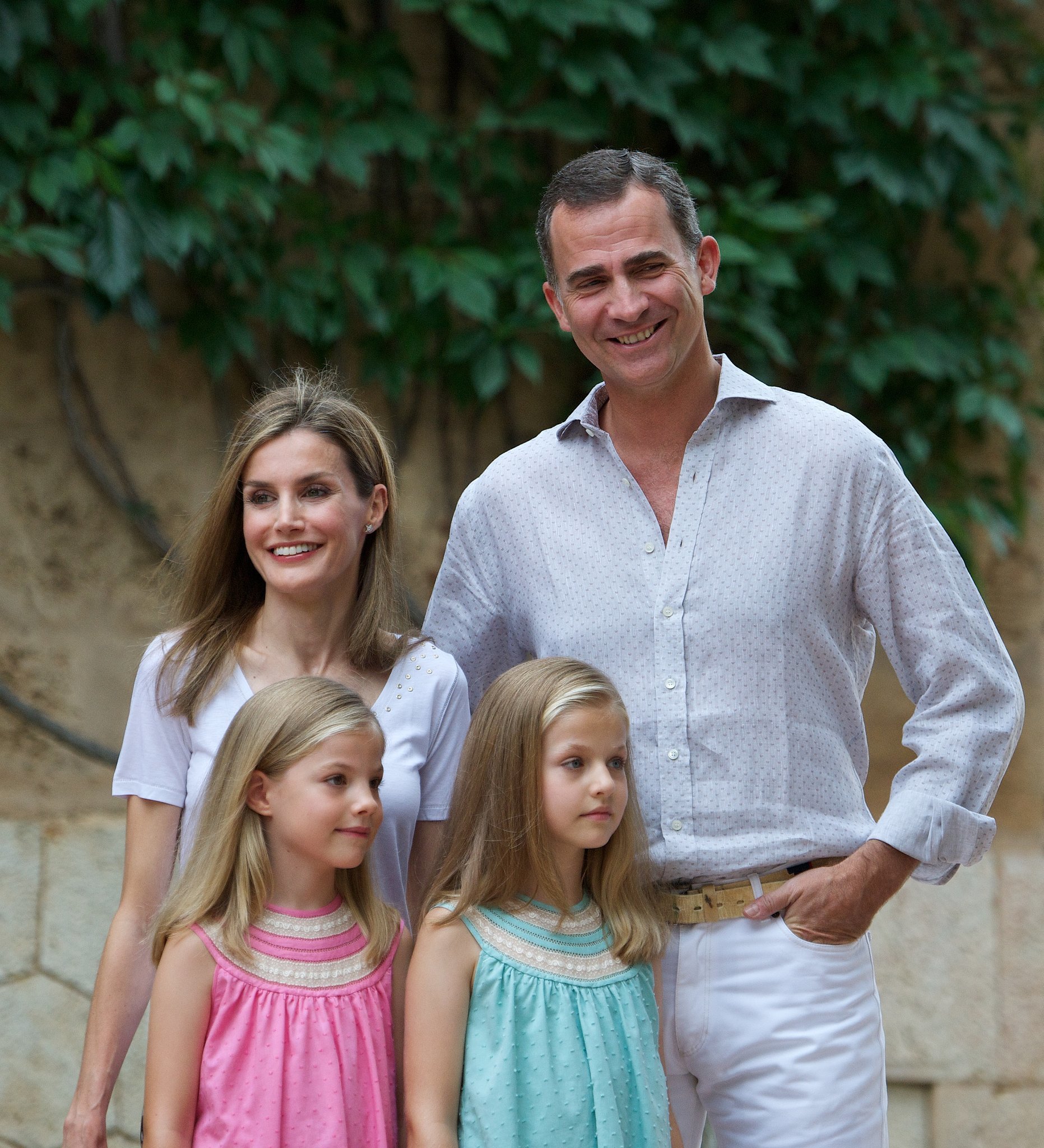 in-august-2014-the-spanish-royal-family-posed-for-photos-outside