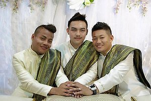 ‘World’s First’ Gay Married ‘Throuple’ Are Everything ‘World’s First’ Gay Married ‘Throuple’ Are Everything