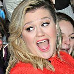 Kelly Clarkson responds perfectly to baby weight basher Kelly Clarkson responds perfectly to baby weight basher