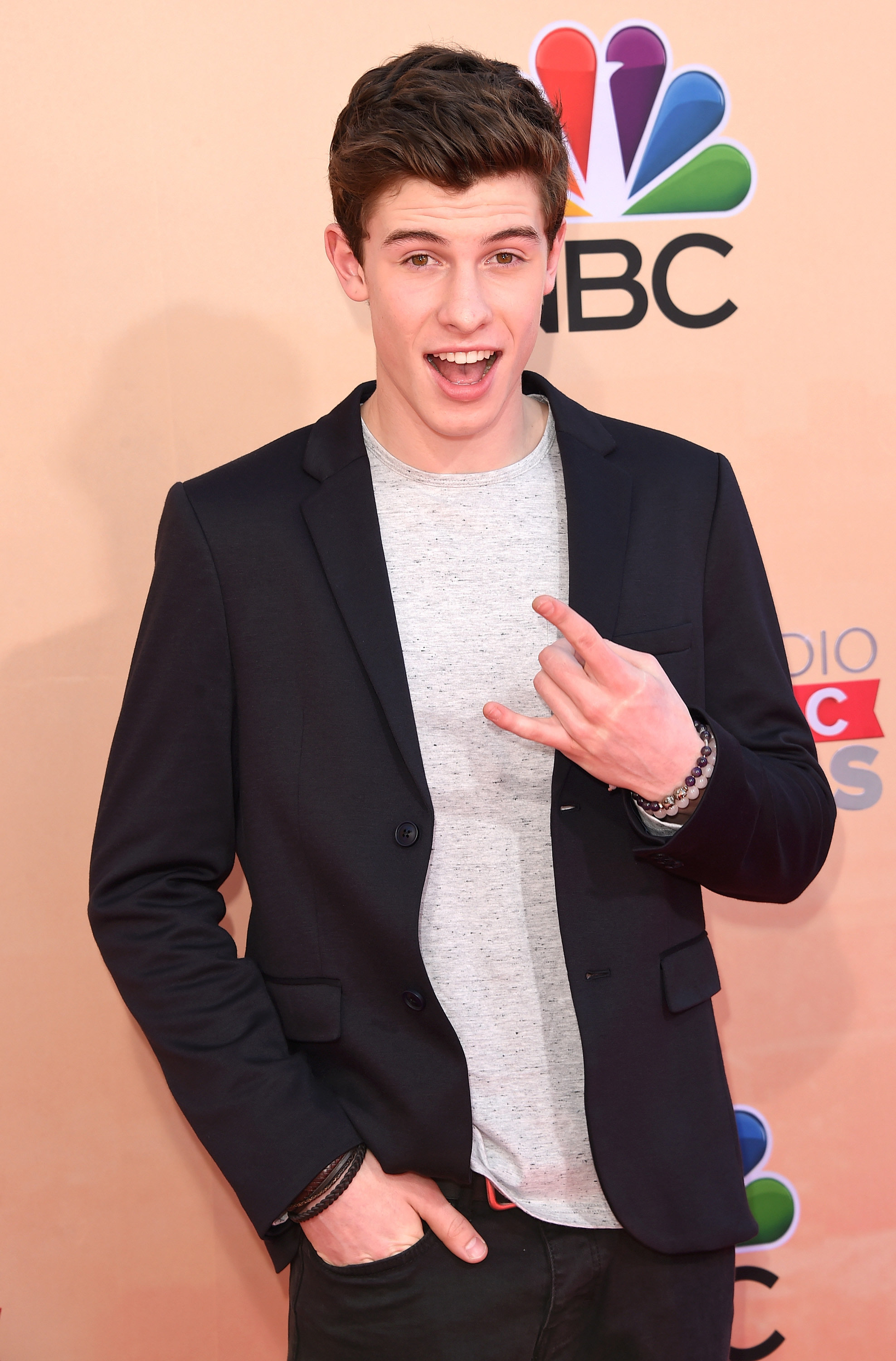 Shawn Mendes Hot Music Stars Hit the Red Carpet at the iHeartRadio