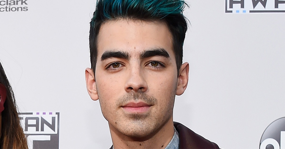 Joe Jonas' Blue Hair: Singer Shows Off Bold New Look at 2015 American Music Awards - wide 1