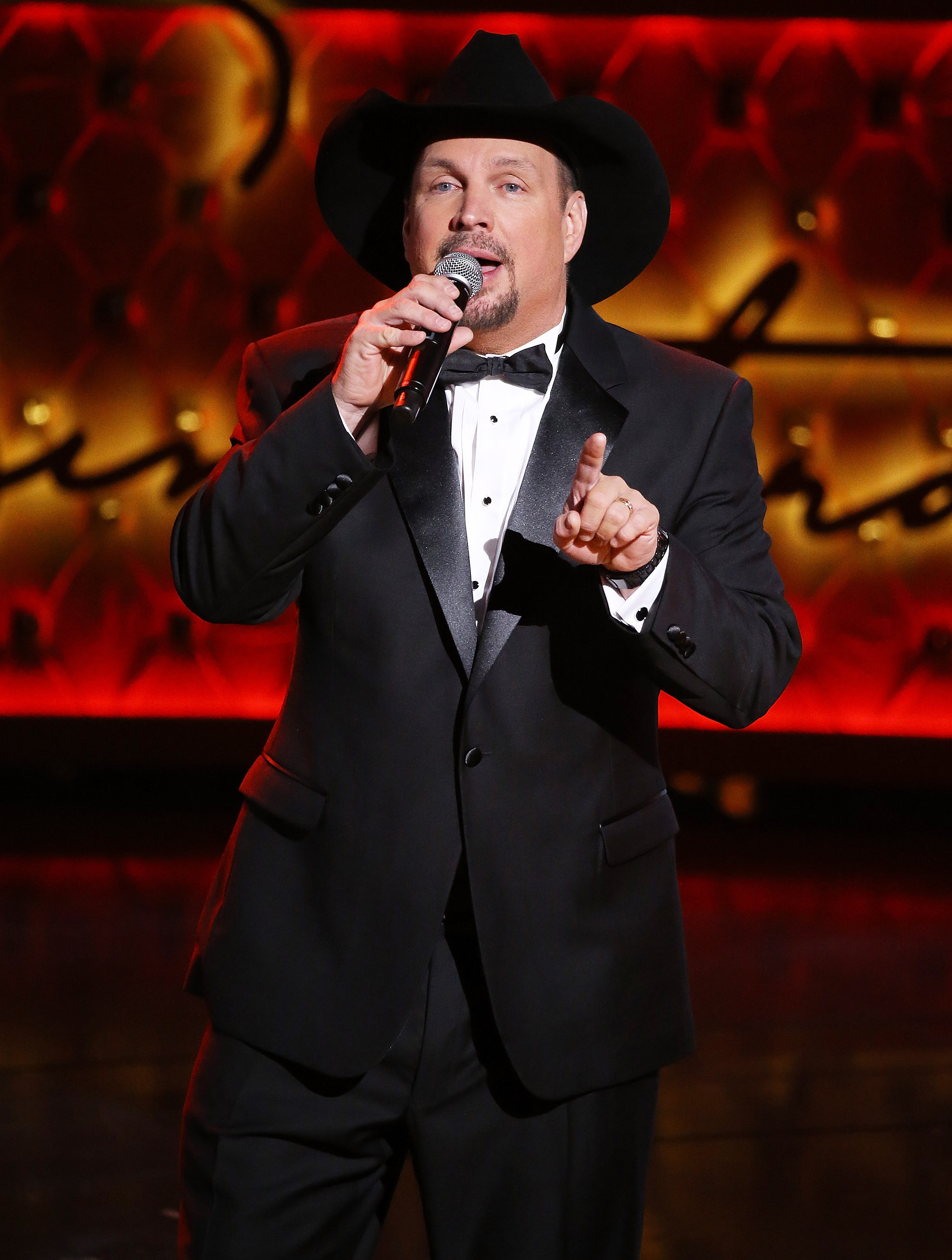 Garth Brooks 2018 Wife, net worth, tattoos, smoking & body facts Taddlr