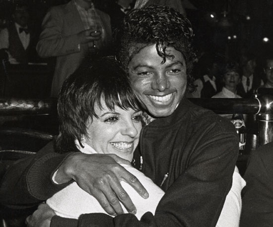 Michael congratulated Liza Minnelli after her sold-out concert series at the Universal Amphitheatre (now called Gibson Amphitheatre) in 1983.
Michael congratulated Liza Minnelli after her sold-out concert series at the Universal Amphitheatre (now called Gibson Amphitheatre) in 1983.