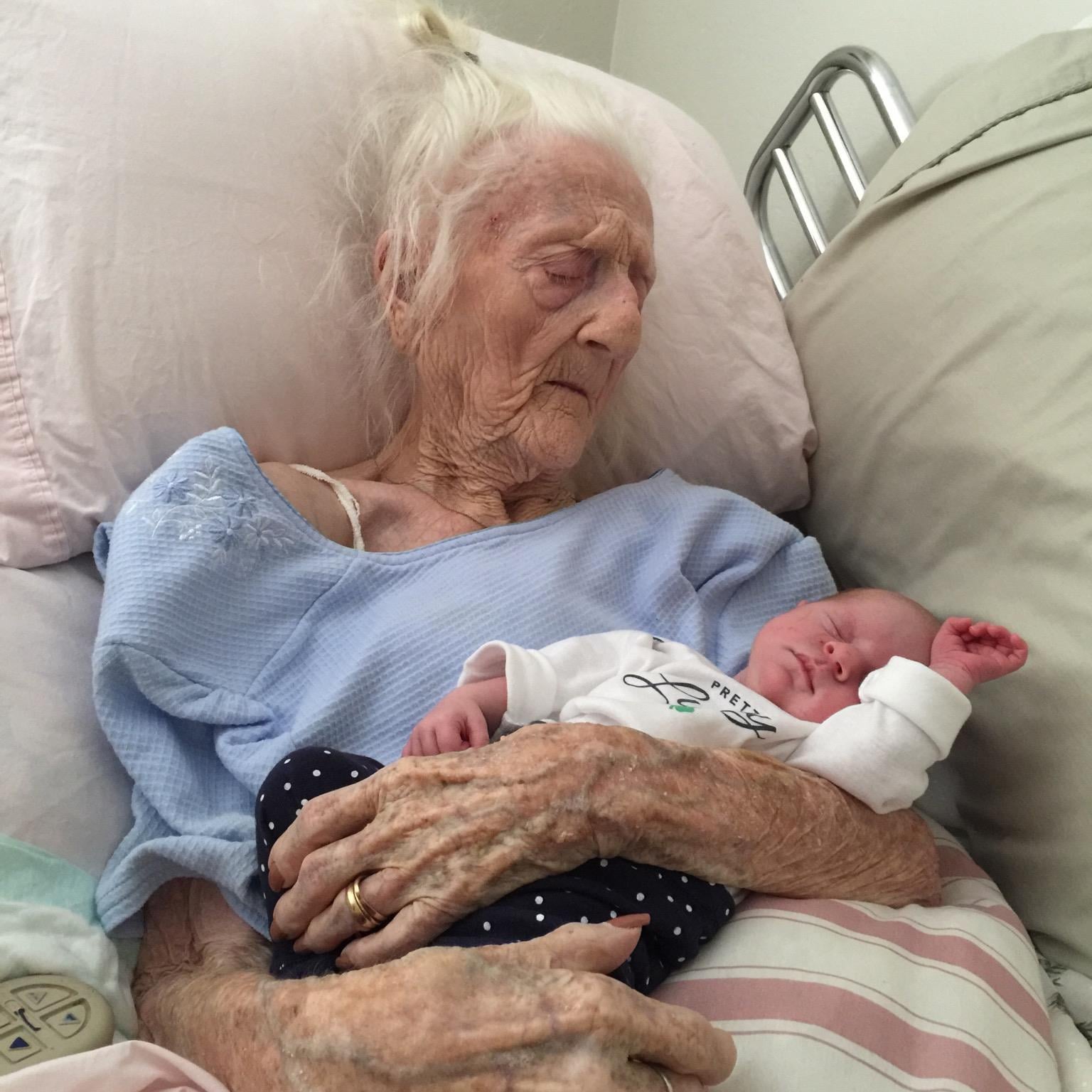 Внучка и ее бабушка с волосатой мандой