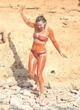 Kate Hudson Slathers Herself From