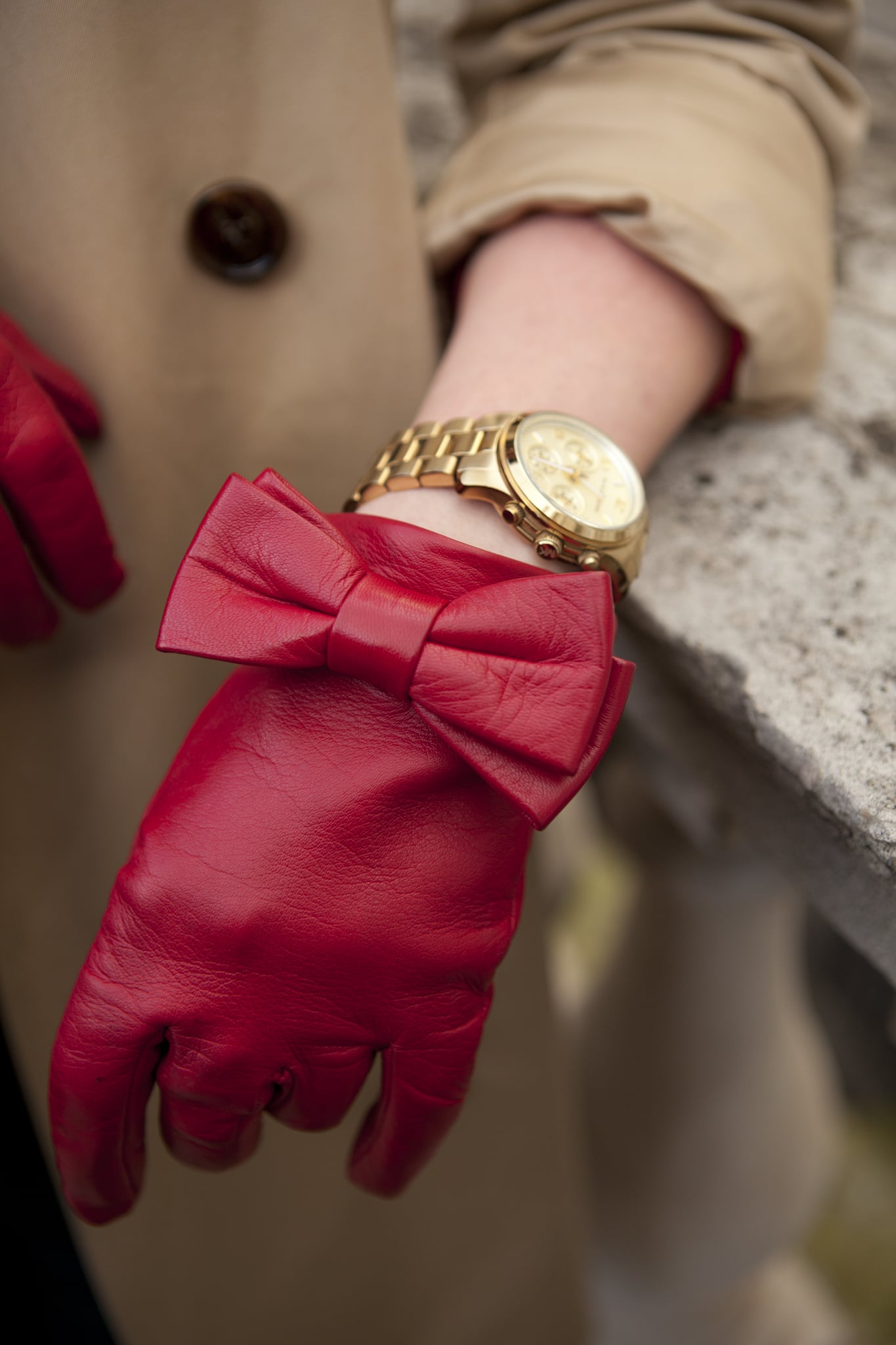 A closer look at the adorable red leather bow gloves. Street Scene