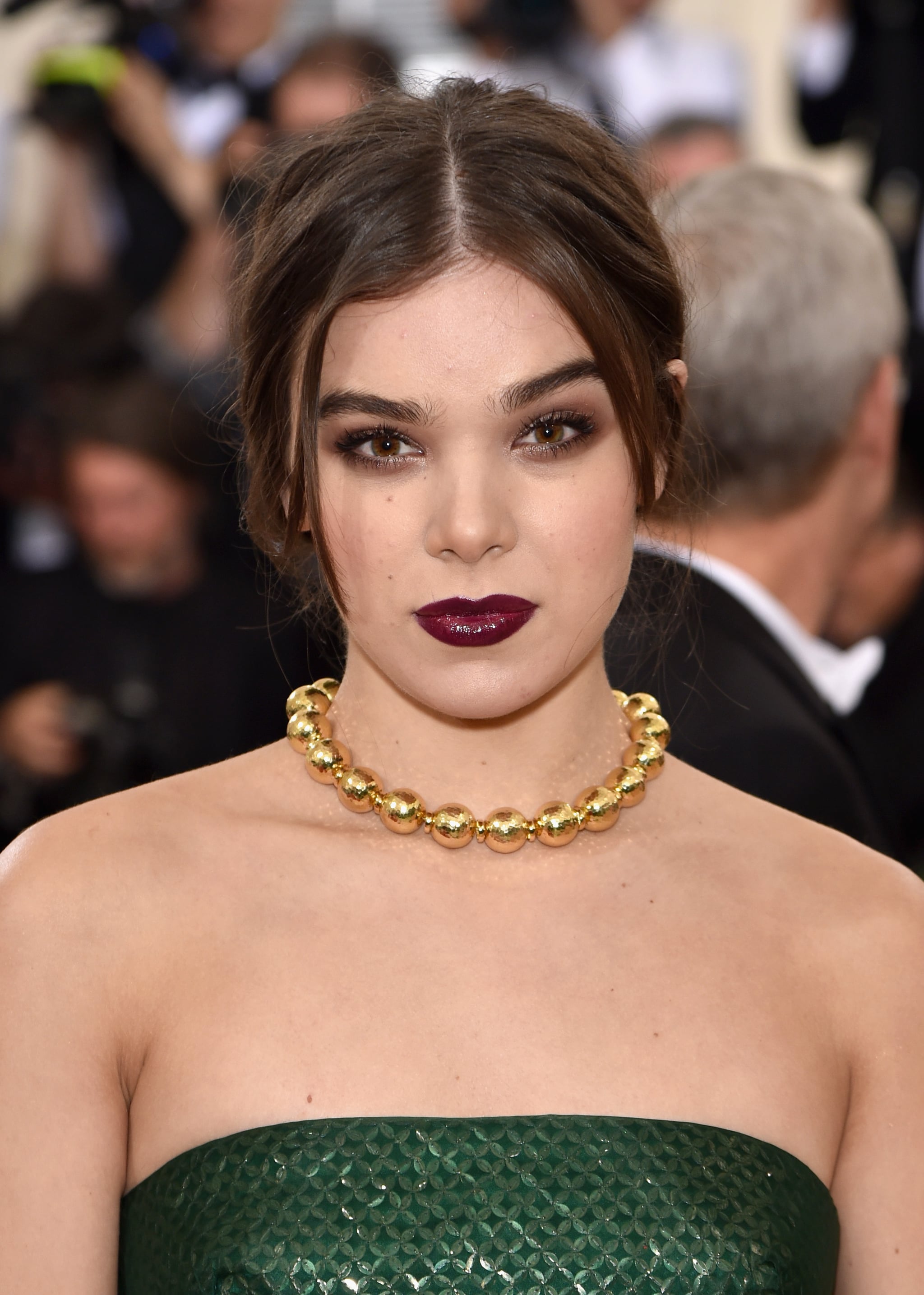 Hailee Steinfeld | See Every Elegant Beauty Look From the Red Carpet at