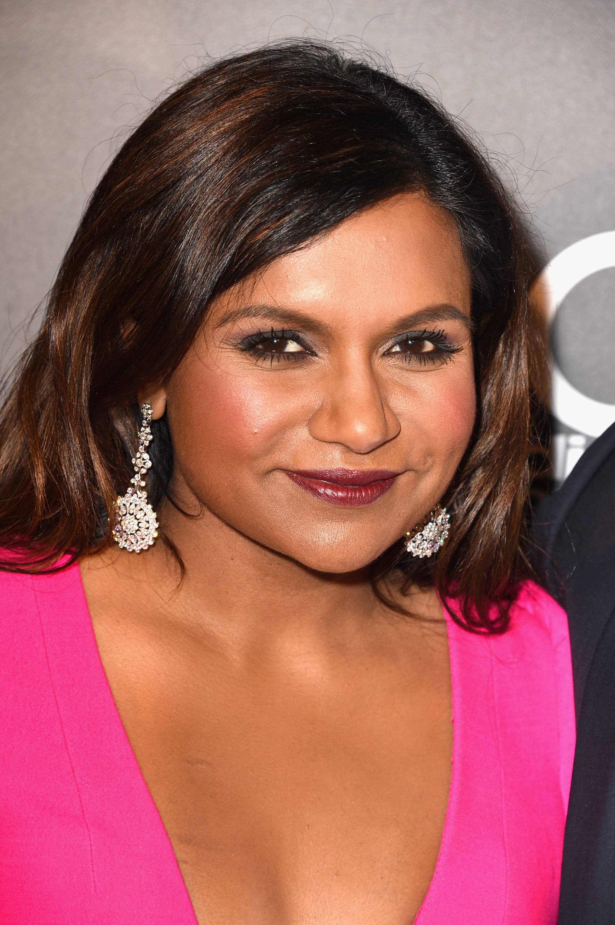 Mindy Kaling Jennifer Lopez S Cat Eye Is Just As Sexy As Her Famous Curves Popsugar Beauty