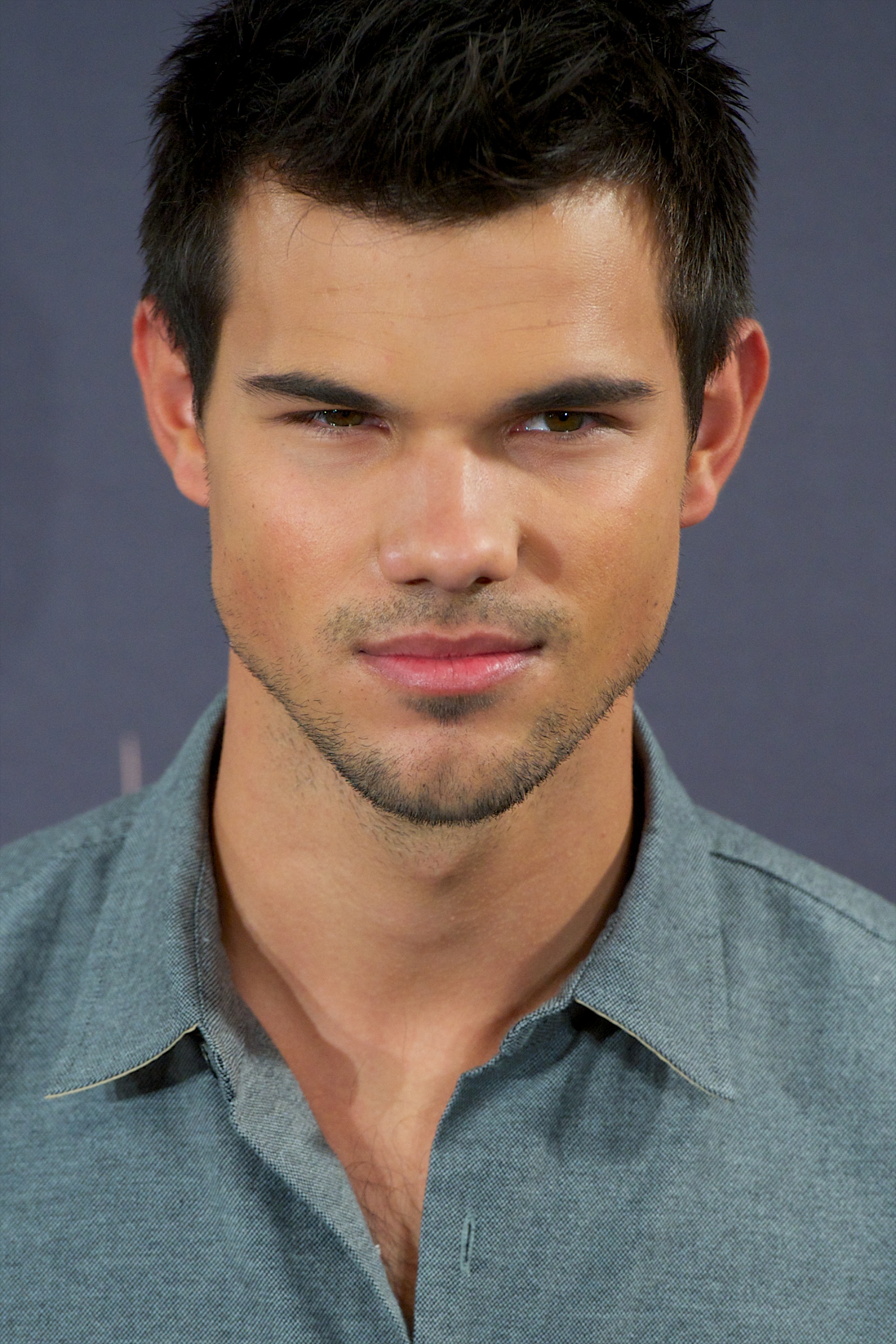 Taylor Lautner smiled for photos at the Breaking Dawn — Part 2 photo ...