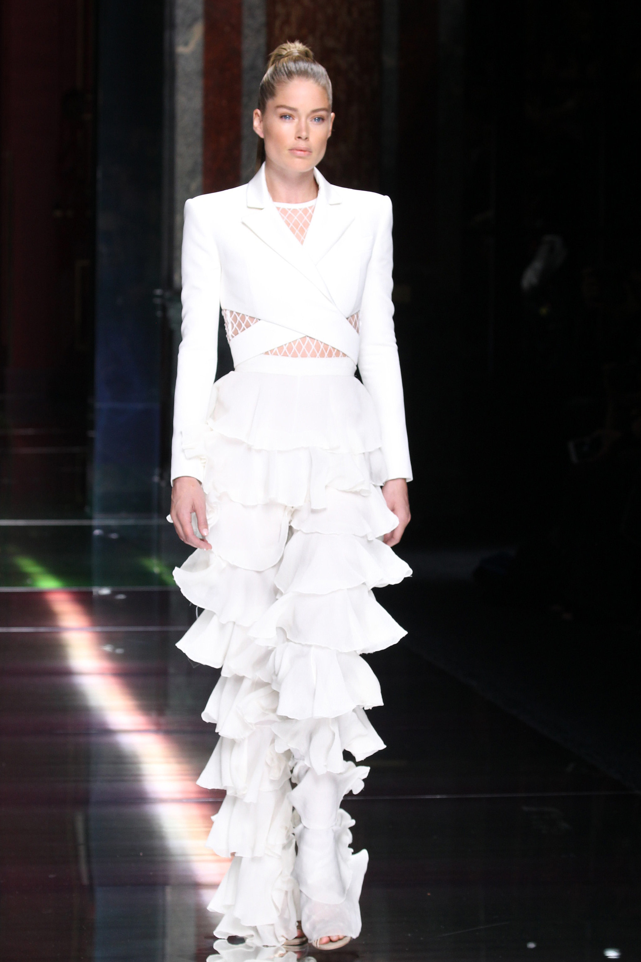 Doutzen Kroes closed the show in these white ruffled pants — a street ...