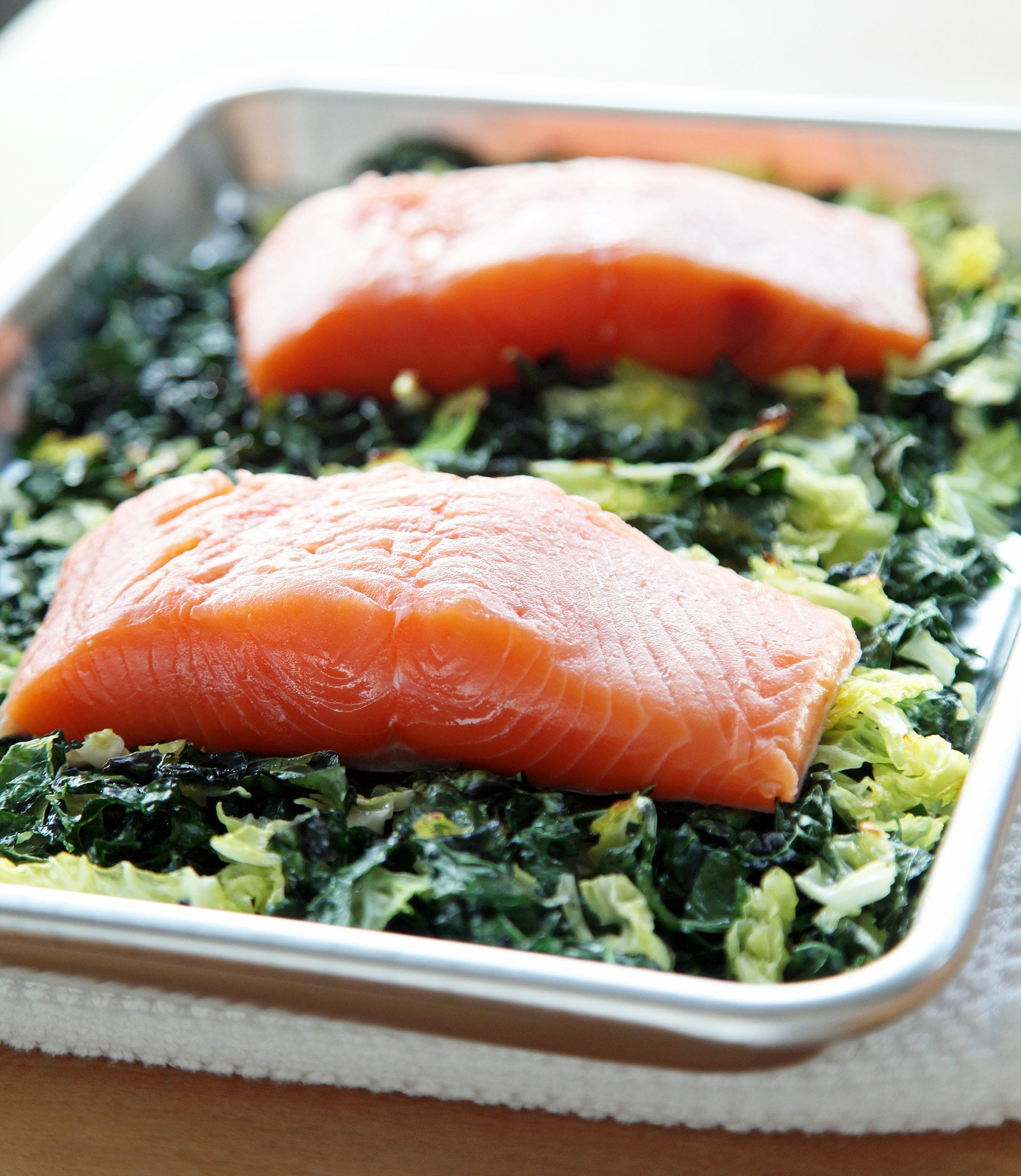 PopsugarLivingCooking BasicsHow Chefs Cook SalmonThis Is How All Your Favorite Chefs Cook SalmonJune 12, 2018 by Erin Cullum781 SharesSalmon is one of our favorite contenders for fast and easy dinners, but, like anything else, our go-to recipes can get old. That's why we turned to some of our favorite celebrity chefs for some salmon-cooking inspiration, from Alton Brown to Chrissy Teigen. Here's how the experts get restaurant-worthy salmon at home. Alton Brown: Coated in a Citrus GlazePer usual, Alton Brown's salmon recipe has five stars out of tons of reviews. His tip for getting the most flavorful salmon is taking the time to let it marinate for 45 minutes in a sweet citrus glaze (brown sugar, lemon zest, salt, and peppper). Once you've patiently waited, all you have to do is broil the fish for less than 10 minutes. Ree Drummond: Flaky Baked Salmon With a TwistThe Pioneer Woman's flaky baked salmon is for those who favor simplicity over complexity. She bakes hers with just olive oil, salt, and pepper, but t - 웹 PopsugarLivingCooking BasicsHow Chefs Cook SalmonThis Is How All Your Favorite Chefs Cook SalmonJune 12, 2018 by Erin Cullum781 SharesSalmon is one of our favorite contenders for fast and easy dinners, but, like anything else, our go-to recipes can get old. That's why we turned to some of our favorite celebrity chefs for some salmon-cooking inspiration, from Alton Brown to Chrissy Teigen. Here's how the experts get restaurant-worthy salmon at home. Alton Brown: Coated in a Citrus GlazePer usual, Alton Brown's salmon recipe has five stars out of tons of reviews. His tip for getting the most flavorful salmon is taking the time to let it marinate for 45 minutes in a sweet citrus glaze (brown sugar, lemon zest, salt, and peppper). Once you've patiently waited, all you have to do is broil the fish for less than 10 minutes. Ree Drummond: Flaky Baked Salmon With a TwistThe Pioneer Woman's flaky baked salmon is for those who favor simplicity over complexity. She bakes hers with just olive oil, salt, and pepper, but t - 웹