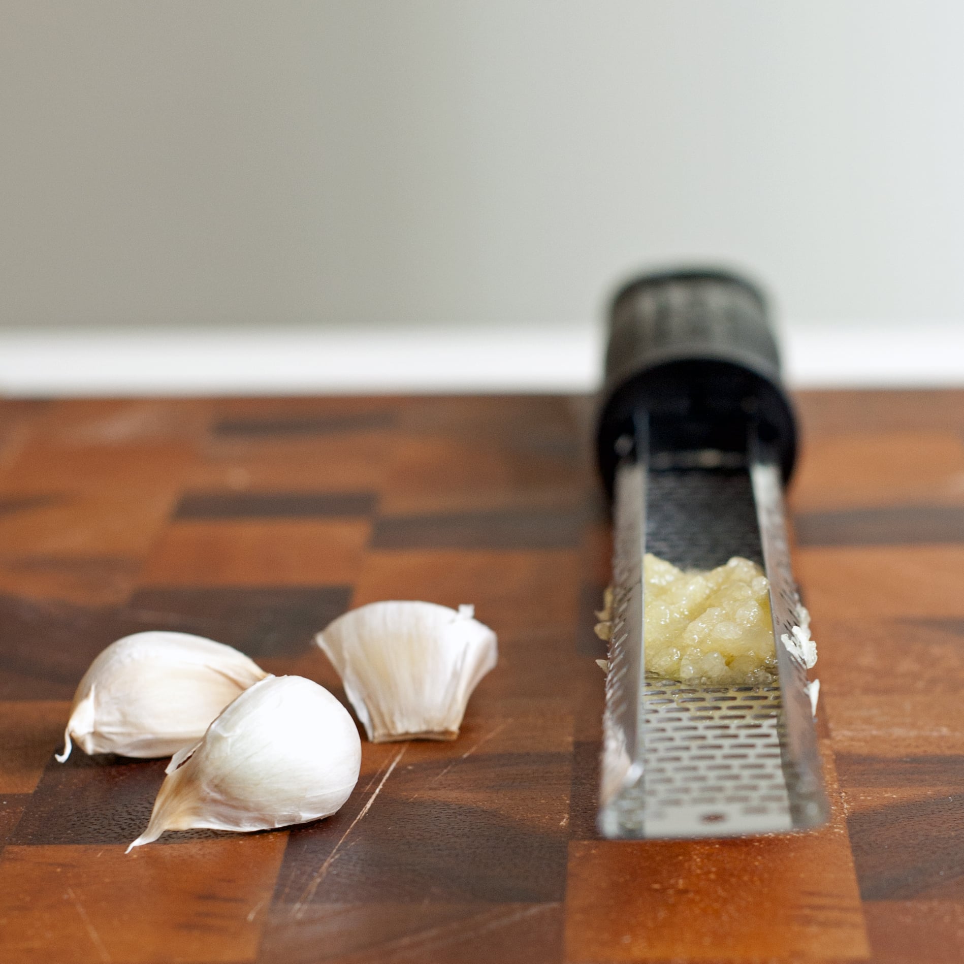 D6470597 D2f4f94752a311d0 How To Quickly Chop Garlic 